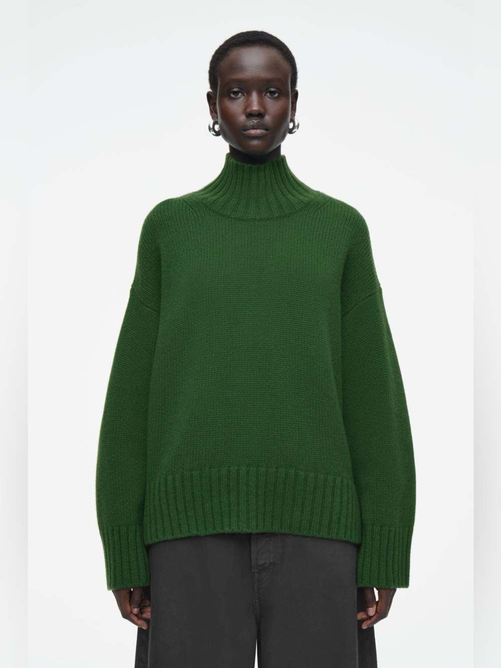 new COS CHUNKY PURE CASHMERE TURTLENECK JUMPER in dark green grass color